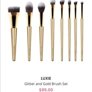 Luxie 8Pc Face and Eye Brush Set w/Case